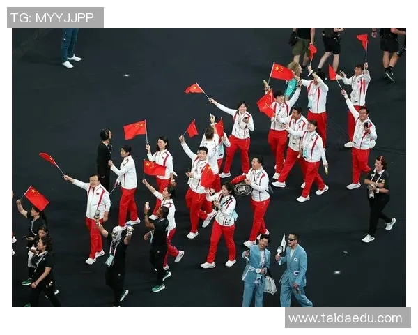 中国运动员披国旗出征奥运赛场 高唱国歌激昂场面震撼人心