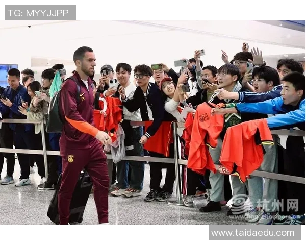 球员赛后感谢粉丝热情接机，机场变“球迷海”