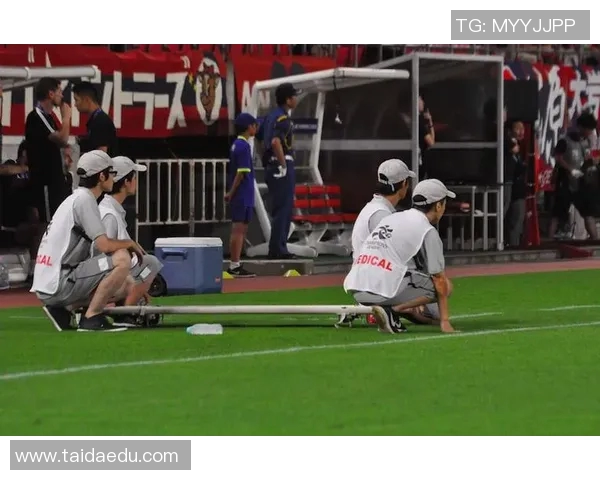 三分王与教练激烈争执冲突升级 球场内外关系紧张引发热议 三分王与教练激烈争执冲突升级 球场内外关系紧张引发热议